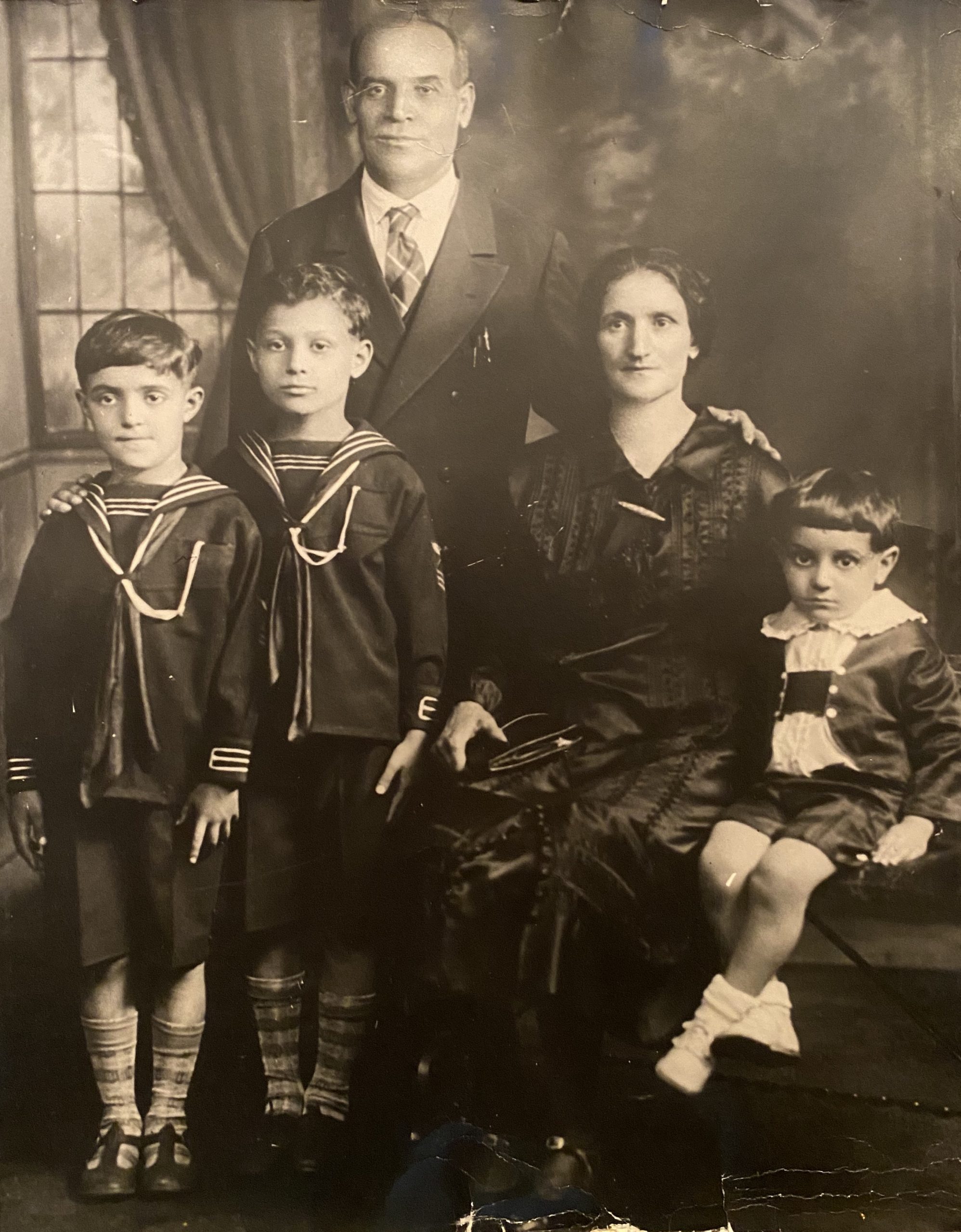 Image of the host's grandparents and children, circa 1928