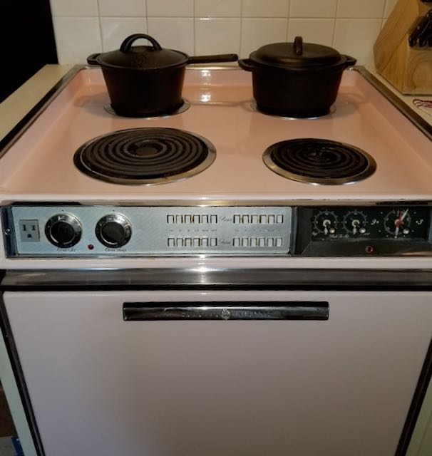 Image of an old stovetop range from the 1970's with push buttons